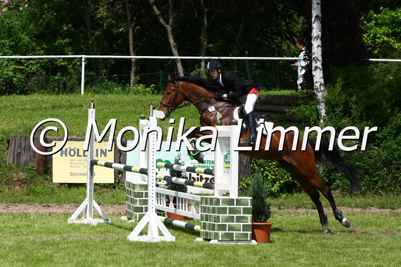 005M5067_Cleo B_L Springen.JPG